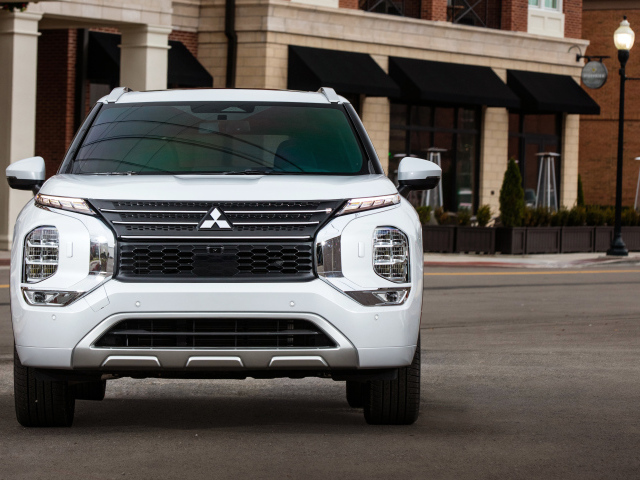 Белый Mitsubishi Outlander SEL, 2021 года вид спереди