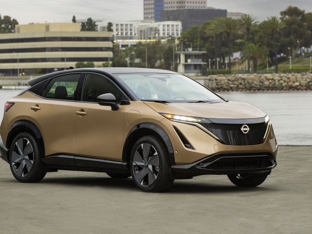 Коричневый автомобиль Nissan Ariya SL E-4orce, 2021 года у воды