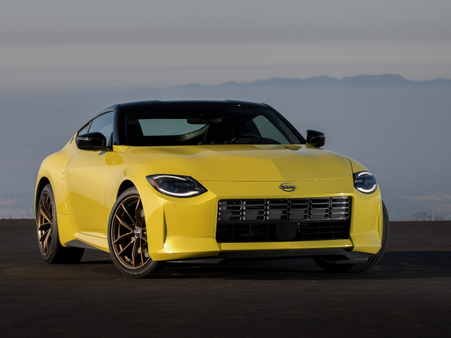 Желтый  Nissan Z, 2023 года