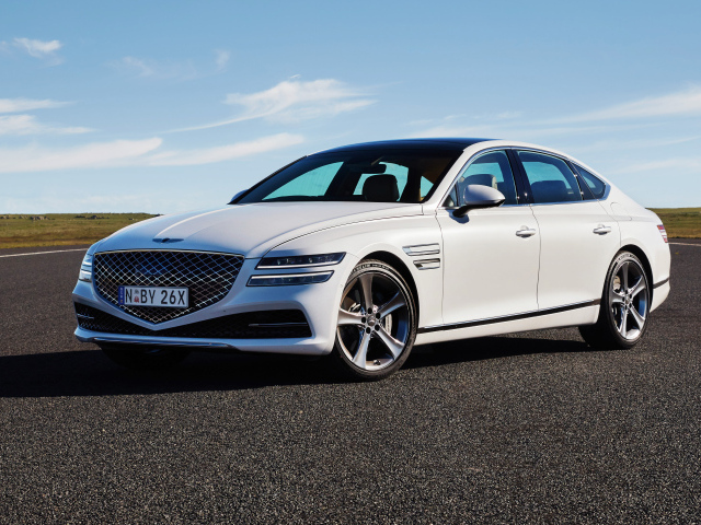 Белый автомобиль Genesis G80 3.5T AWD 2020 года на трассе