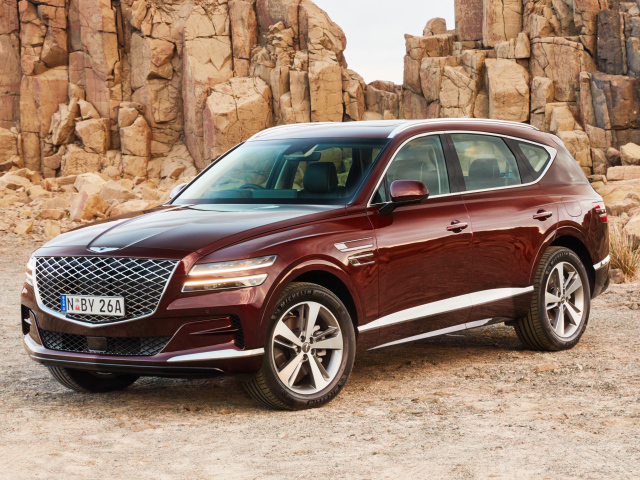 Автомобиль Genesis GV80 2.5T 2020 года в горах