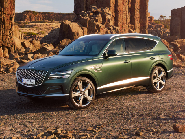 Зеленый автомобиль Genesis GV80 3.5T AWD 2020  года в горах
