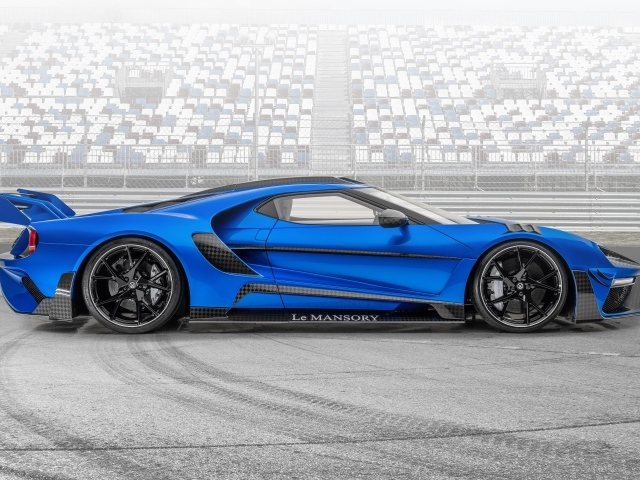 Синий спортивный автомобиль Mansory La MANSORY 2020 года на стадионе