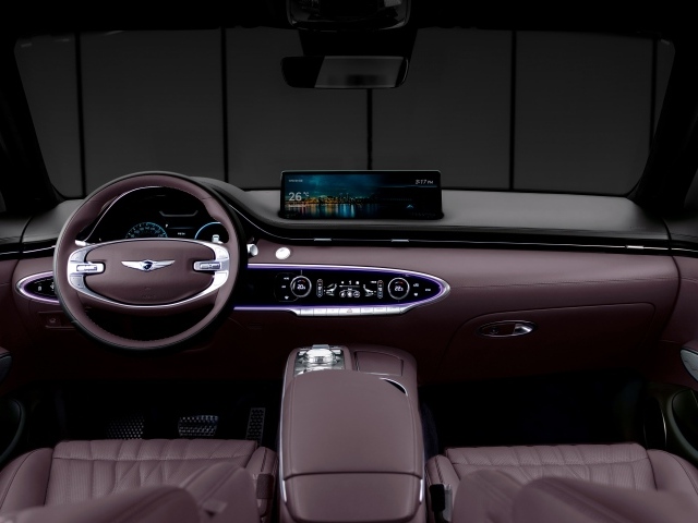 Коричневый салон автомобиля Genesis GV70 2021 года