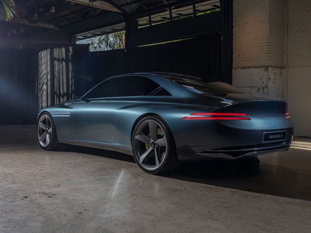 Автомобиль Genesis X Concept 2021  года у гаража