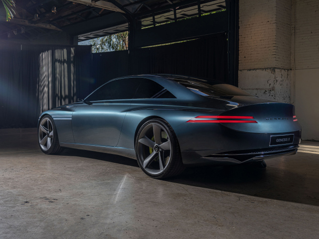 Автомобиль Genesis X Concept 2021  года у гаража