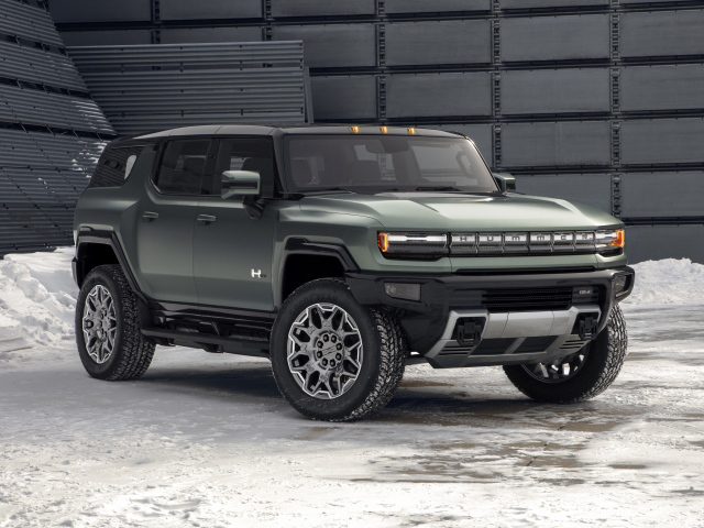 Внедорожник GMC Hummer EV, 2024 года на фоне стены