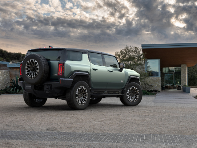Внедорожник  GMC Hummer EV, 2024  на фоне неба