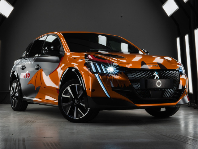 Автомобиль Peugeot E-208 GT, 2020 года
