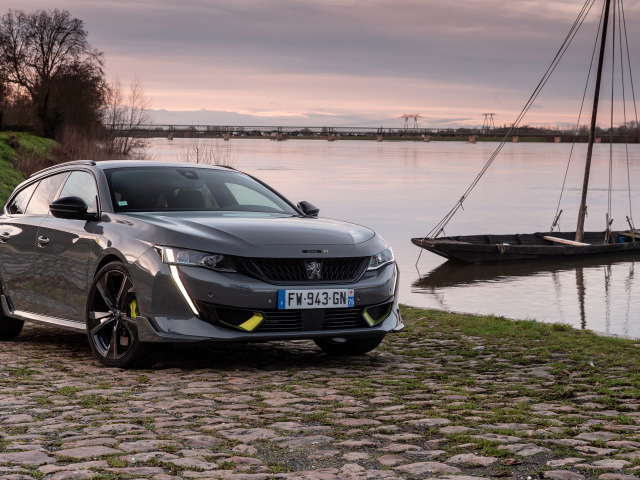Автомобиль Peugeot  508 SW  2021 года у реки