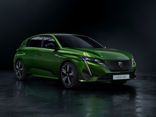 Кроссовер Peugeot 308, 2021 года на черном фоне