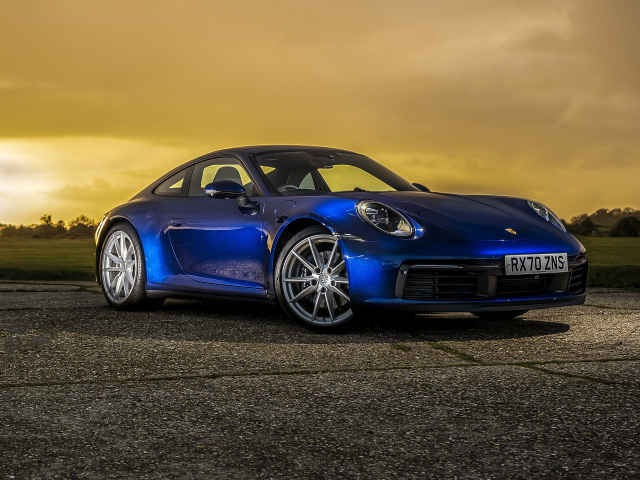 Синий автомобиль  Porsche 911 Carrera S MT 2020 года