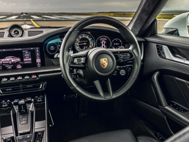 Черный кожаный салон автомобиля Porsche 911 Turbo S 2020 года