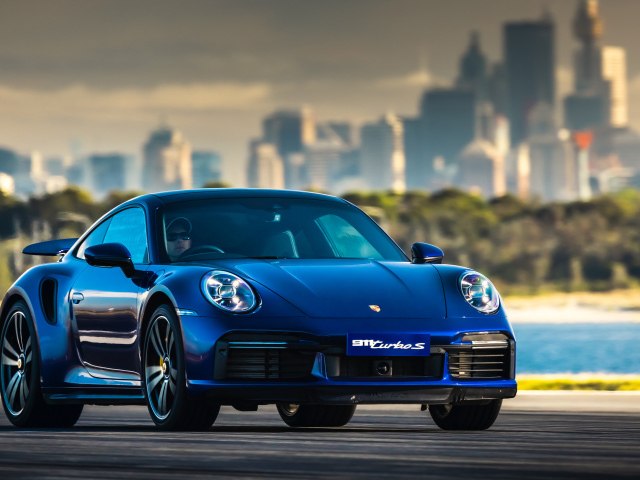 Автомобиль Porsche 911 Turbo S 2020 года на дороге
