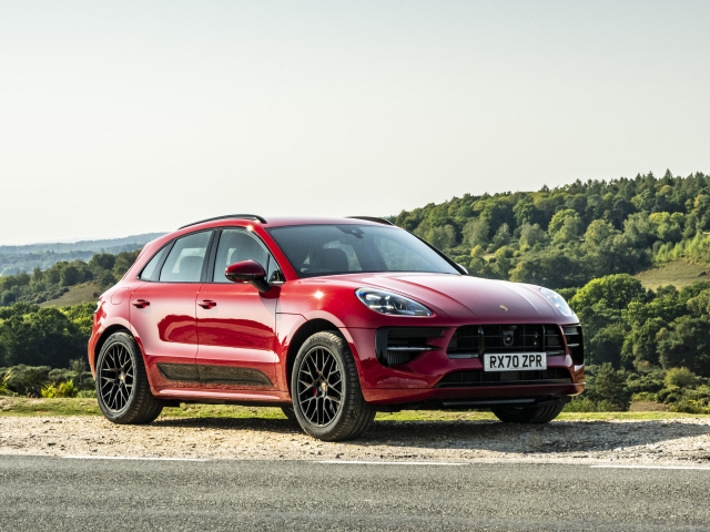 Красный автомобиль Porsche Macan GTS 2020  года в лучах солнца