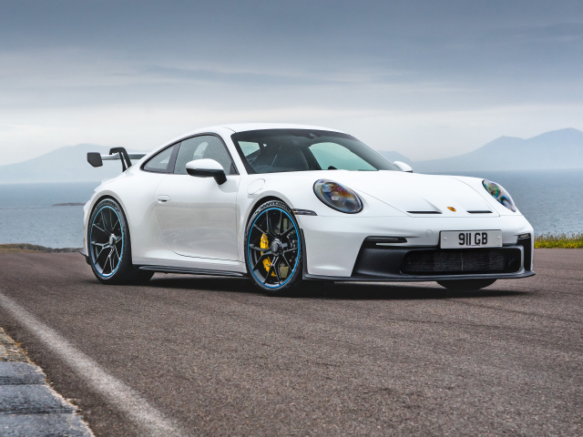 Белый автомобиль Porsche 911 GT3 PDK 2021 года у залива