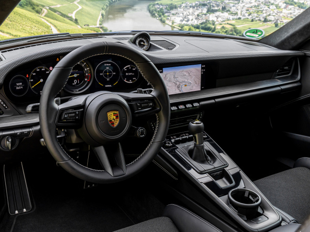 Черный кожаный салон автомобиля Porsche 911 GT3 Touring PDK 2021 года