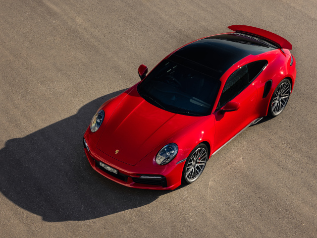 Красный автомобиль Porsche 911 Turbo 2021 года вид сверху