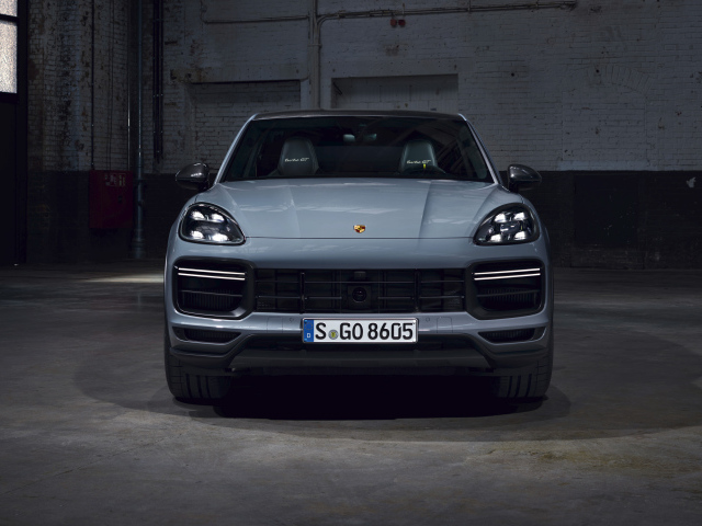 Автомобиль Porsche Cayenne Turbo GT 2021 года вид спереди