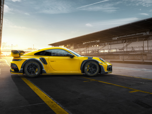 Желтый автомобиль  Porsche GTstreet R 2021  года вид сбоку