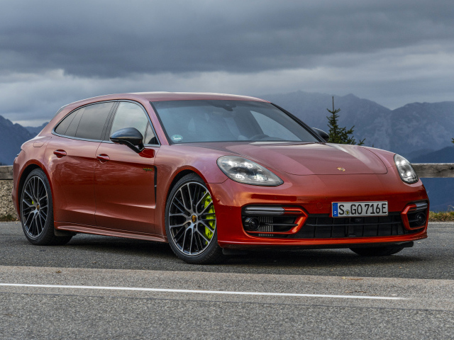 Автомобиль Porsche Panamera 4 E-Hybrid, 2021 года