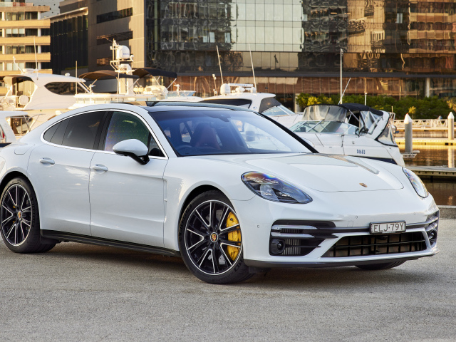 Белый автомобиль Porsche Panamera Turbo S 2021 года вид спереди