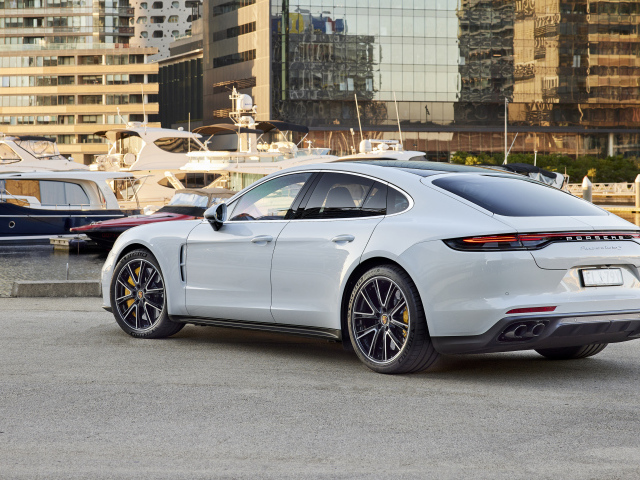 Белый автомобиль Porsche Panamera Turbo S 2021 года вид сзади
