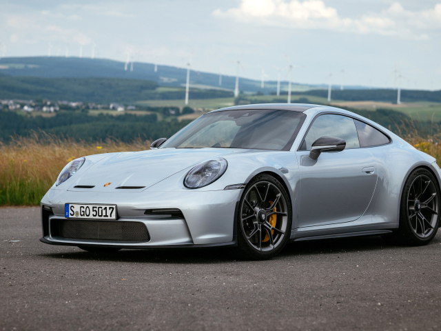 Быстрый Porsche 911 GT3 Touring PDK 2021 года на дороге