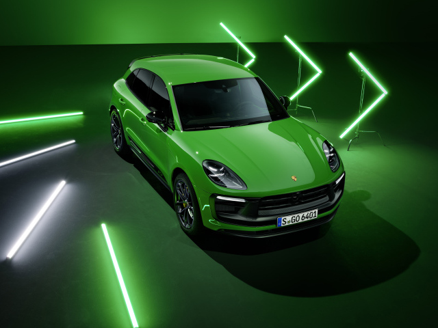 Зеленый автомобиль Porsche Macan GTS Sport Package 2021 года