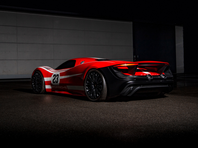 Красный гоночный автомобиль Porsche 917 Living Legend  вид сзади