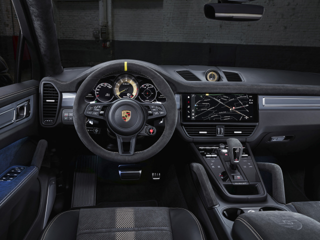 Салон автомобиля Porsche Cayenne Turbo GT 2021 года