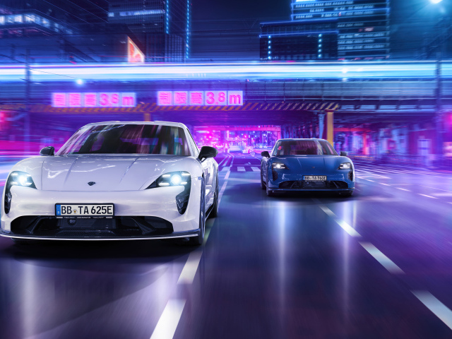 Два автомобиля Porsche Taycan Aerokit 2021 года на трассе