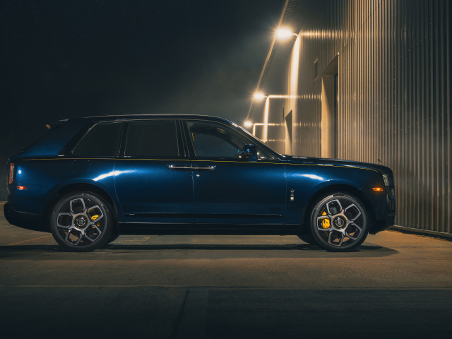 Внедорожник Rolls-Royce Cullinan Black Badge 2021 года вид сбоку