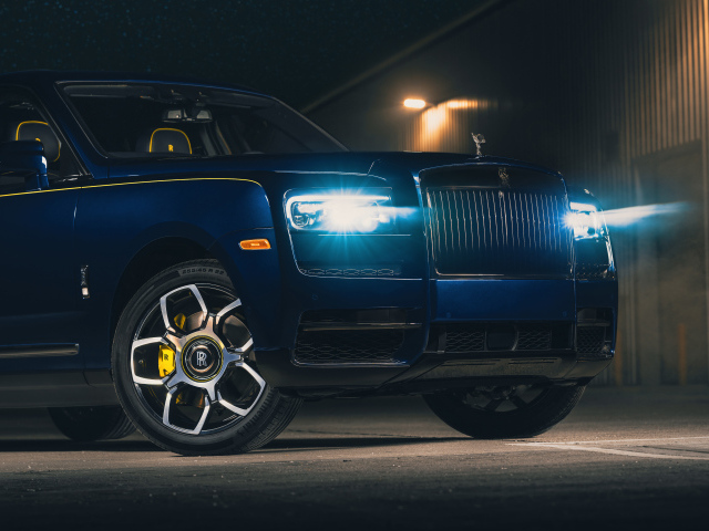 Автомобиль Rolls-Royce Cullinan Black Badge 2021 года с включенными фарами