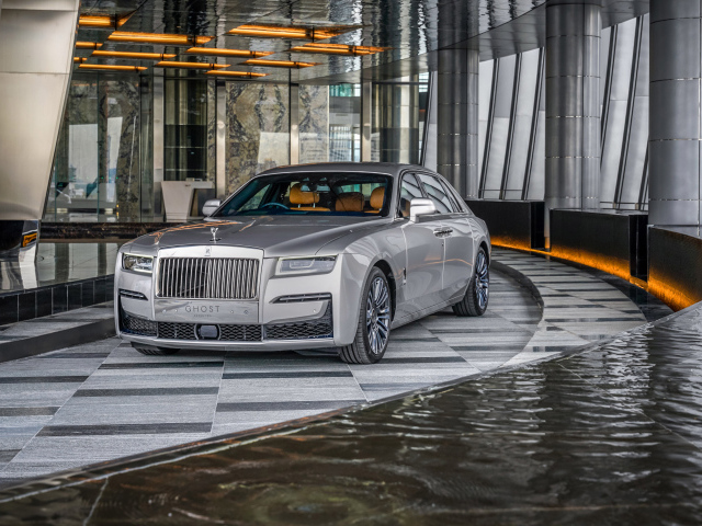 Автомобиль Rolls-Royce Ghost EWB 2021 года у воды