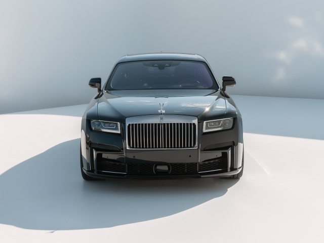 Автомобиль Rolls-Royce Ghost 2021 года на сером фоне
