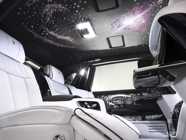 Белый кожаный салон автомобиля Rolls-Royce Phantom 2022 года