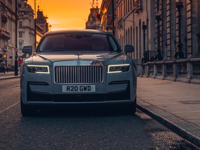Дорогой автомобиль Rolls-Royce Ghost 2021 года вид спереди