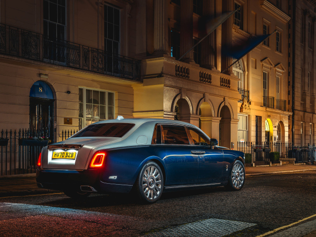 Дорогой автомобиль Rolls-Royce Phantom Extended, 2021 года вид сзади