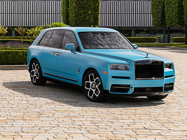 Дорогой голубой автомобиль ROLLS-ROYCE Ghost, 2021 года