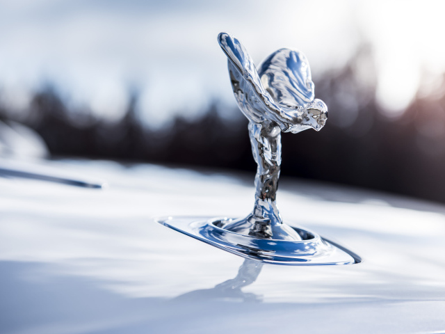 Изображение богини Ники на автомобиле Rolls-Royce Spirit Of Ecstasy