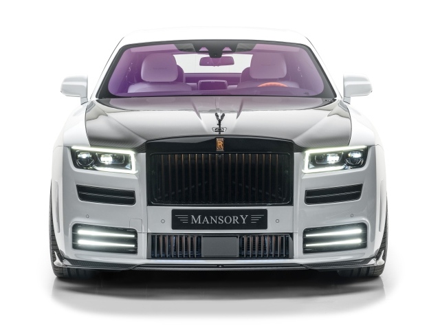 Серебристый Mansory Rolls-Royce Ghost 2021 года на белом фоне