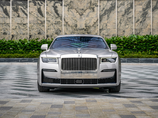 Серебристый Rolls-Royce Ghost EWB 2021 года вид спереди