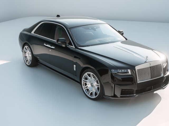 Стильный дорогой автомобиль Rolls-Royce Ghost 2021 года