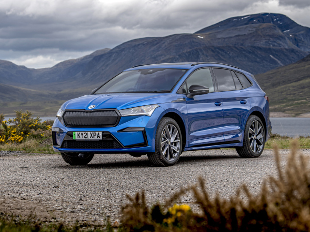 Красивый автомобиль Skoda Enyaq Sportline IV 80, 2021 года на фоне гор