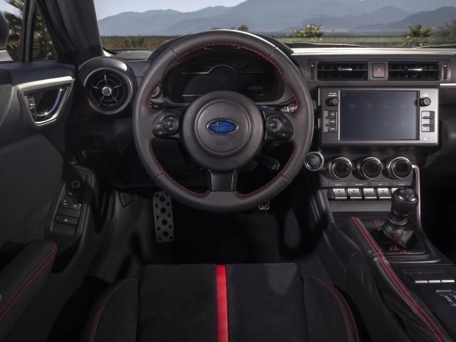 Салон автомобиля subaru brz 2022 года