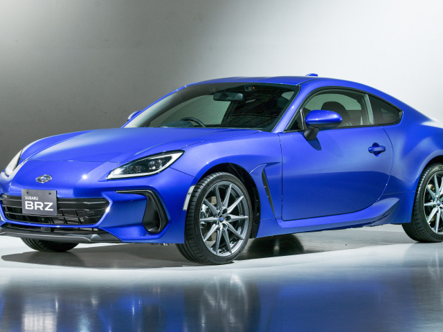 Синий автомобиль Subaru BRZ 2021 года вид спереди