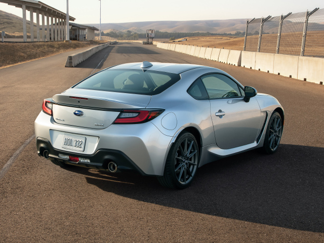 Серебристый автомобиль Subaru BRZ, 2022 года вид сзади