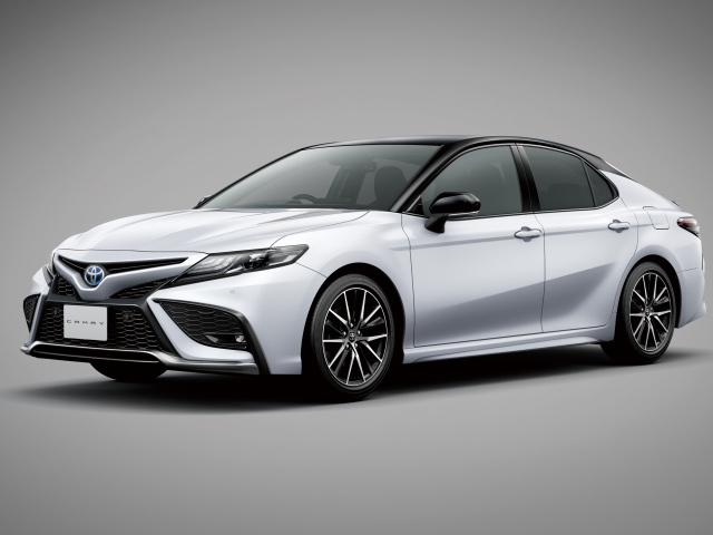 Автомобиль Toyota Camry 2021 года на сером фоне