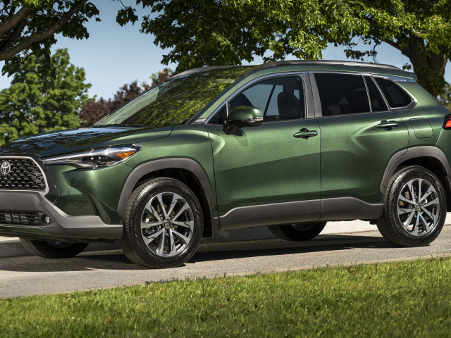Зеленый автомобиль Toyota Corolla Cross XLE AWD, 2022 года